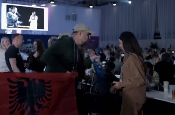 ​Incidenti në Eurovizion, delegacioni serb nuk ia doli të largon flamurin e Kosovës