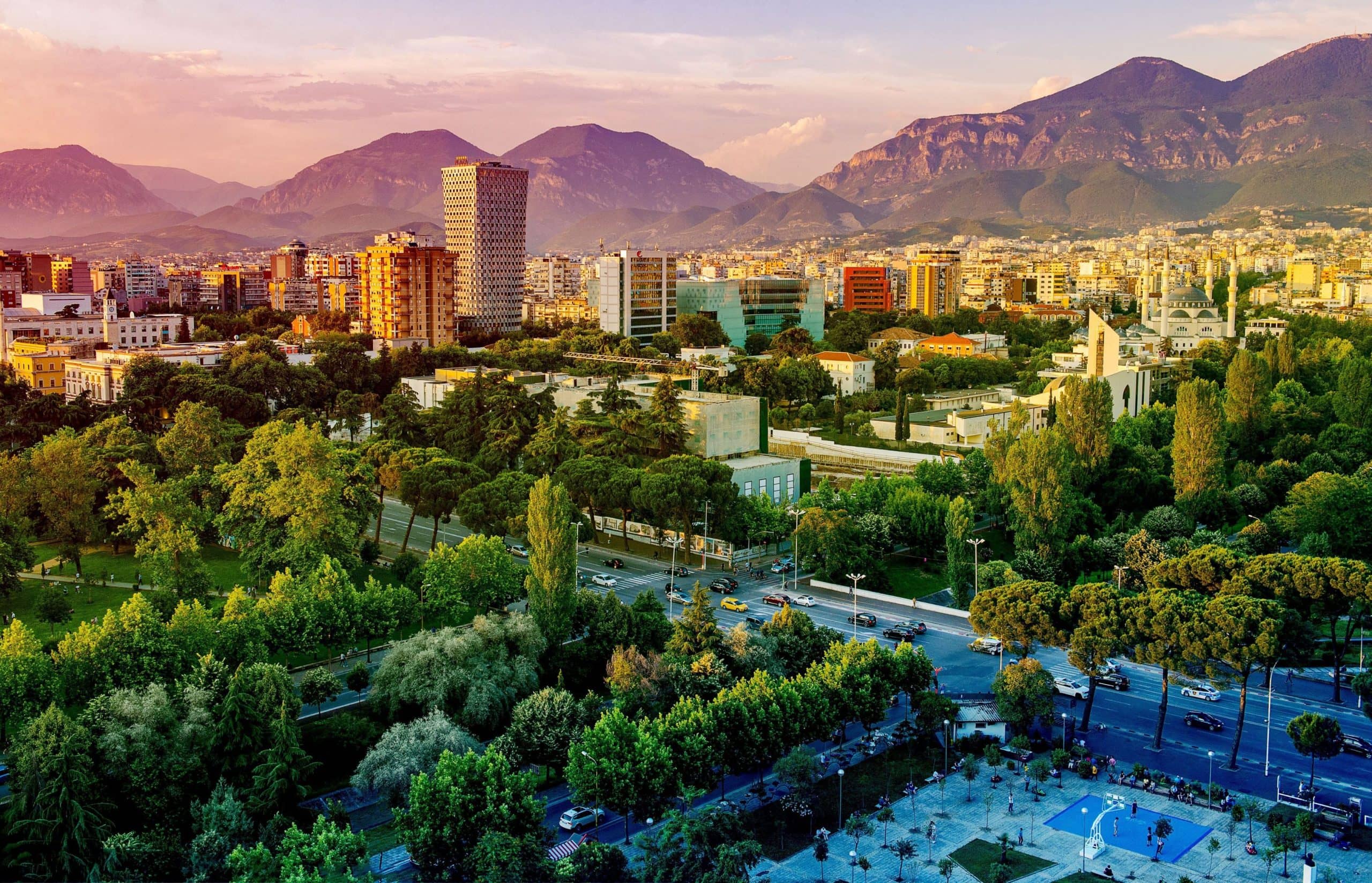 ​Daily Mail: Tirana një nga destinacionet më të lira për pushime në Evropë