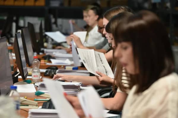 ​KQZ në fazën e fundit të numërimit, mbeten të numërohen votat me postë dhe ato me kusht