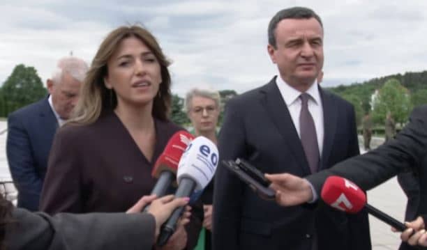 Kurti e Haxhiu bëjnë homazhe në Prekaz, vlerësojnë lart sakrificën e Jasharëve