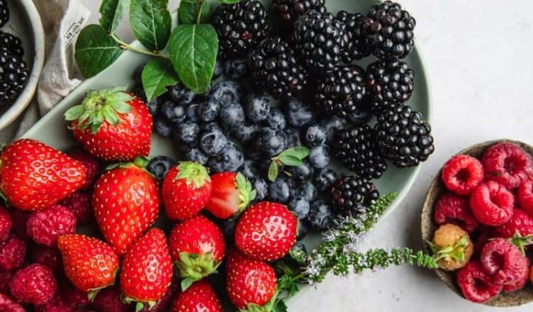Manaferrat dhe luleshtrydhet në krye të listës së produkteve me më shumë pesticide