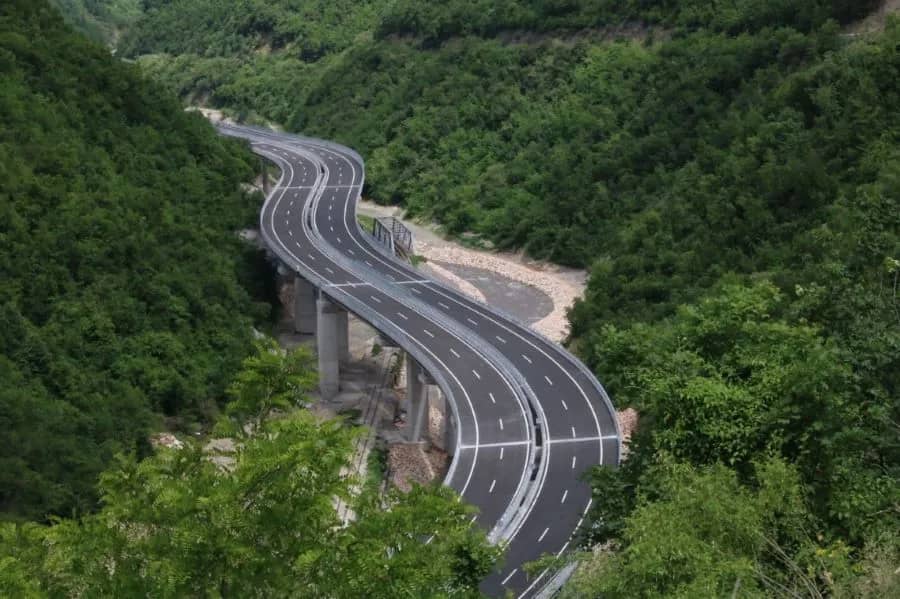 Të enjten në autostrada kufizohet qarkullimi i automjeteve me mbi 20 tonë