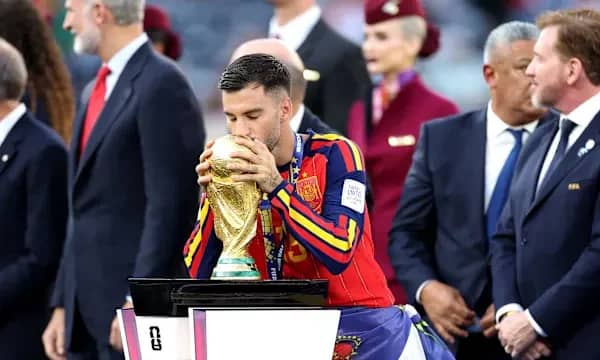 Ylli i Spanjës bëhet futbollisti i parë në histori që e bën një arritje të madhe, pas triumfit në finale të Botërorit