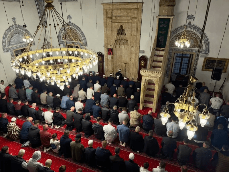Besimtarët myslimanë sot festojnë Kurban Bajramin