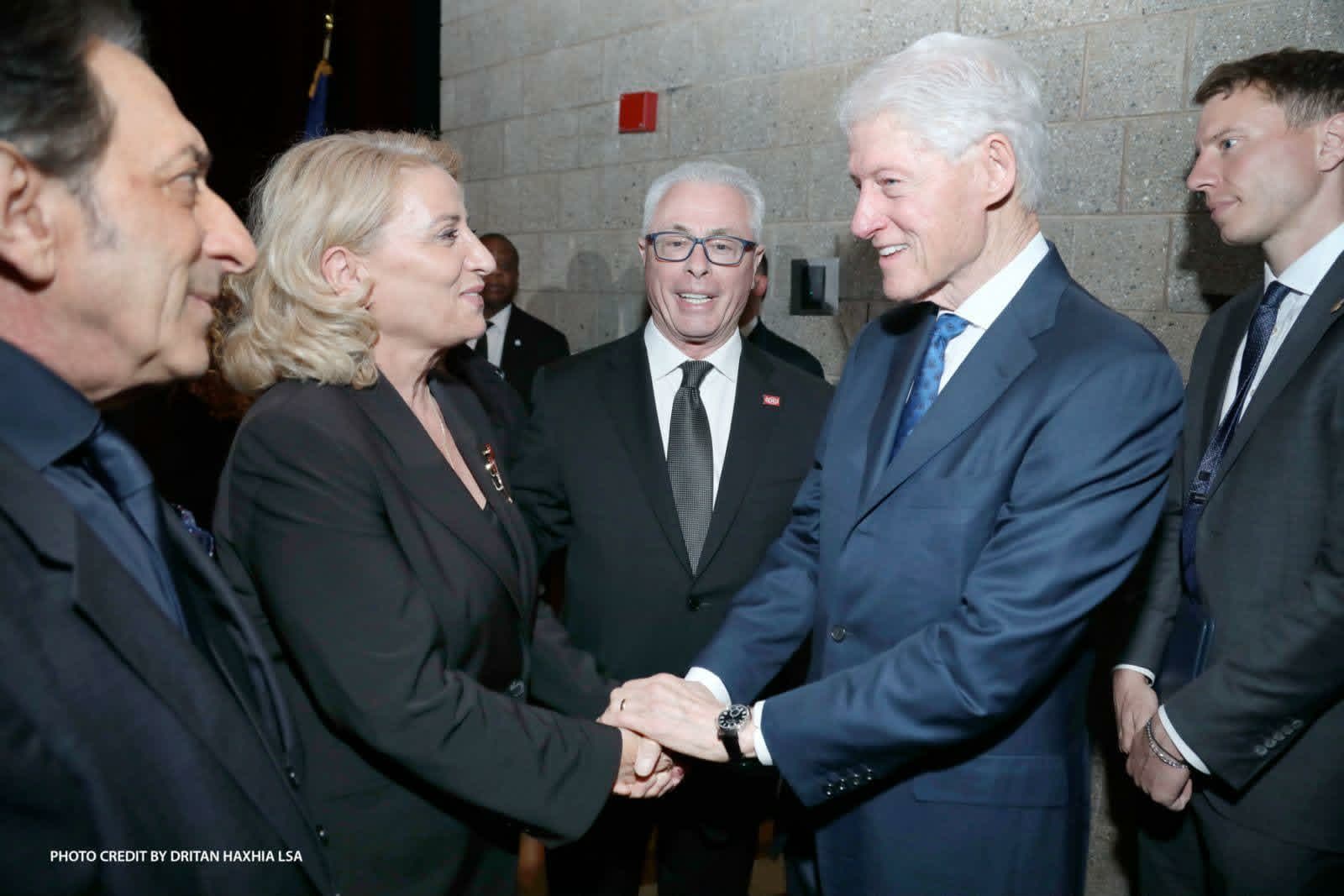 Shkurte Fejza takon ish presidentit Clinton: Një moment falënderimi dhe mirënjohjeje të thellë për gjithçka