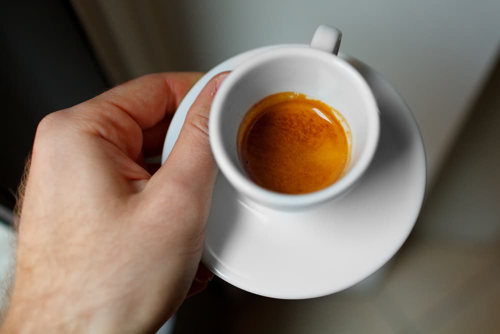 Çka ndodh kur pini kafe në barkun bosh?